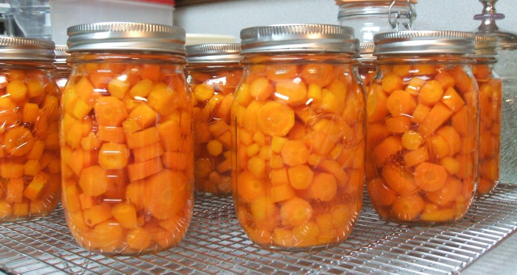 Pint jars of sliced canned carrots